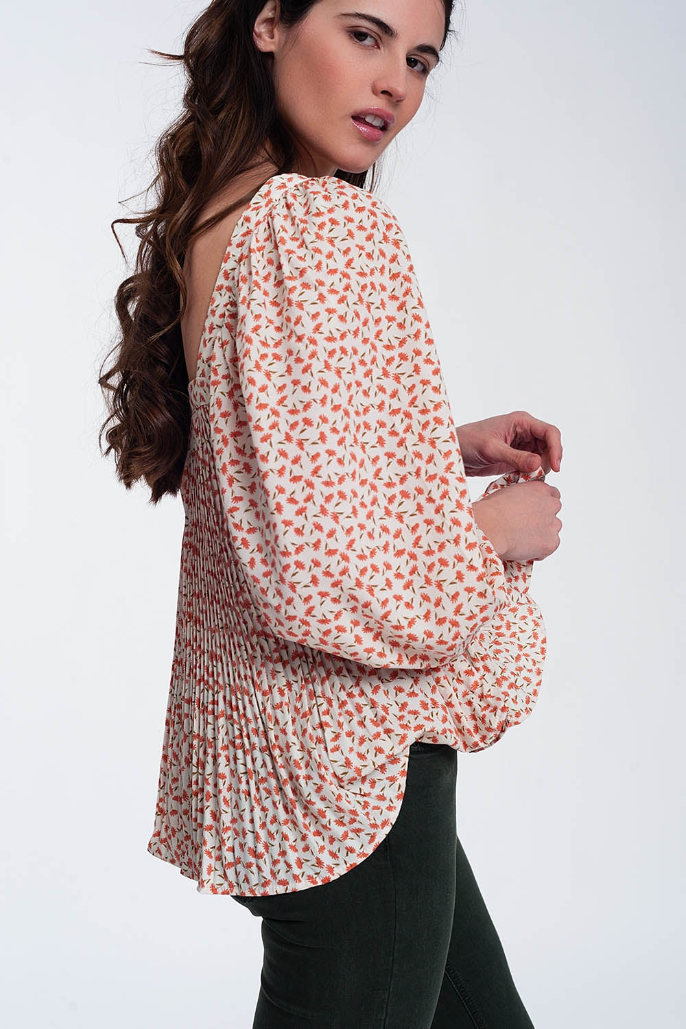 Top à fleurs avec manches bouffantes et encolure carrée corail