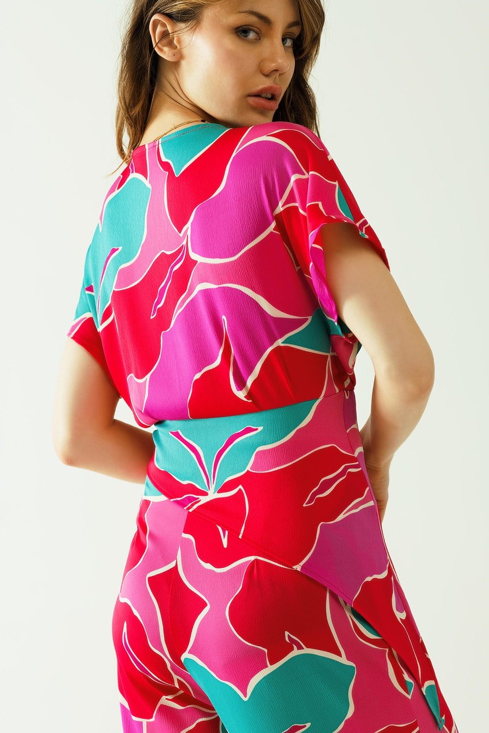 Top à manches courtes avec motif floral et détail de nœud