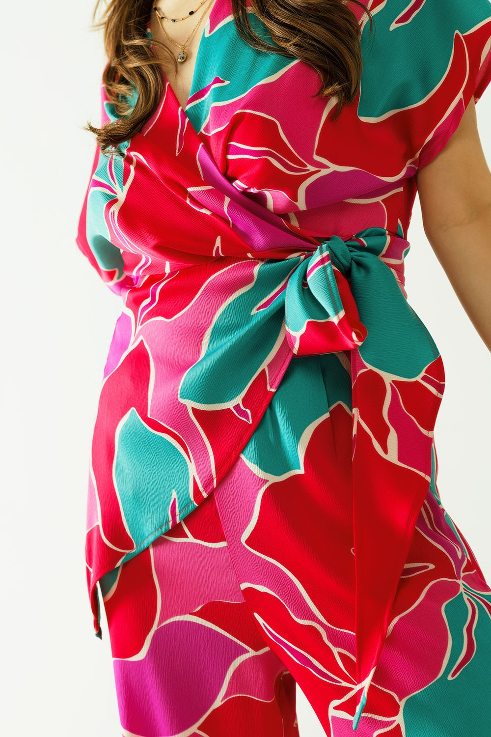 Top à manches courtes avec motif floral et détail de nœud