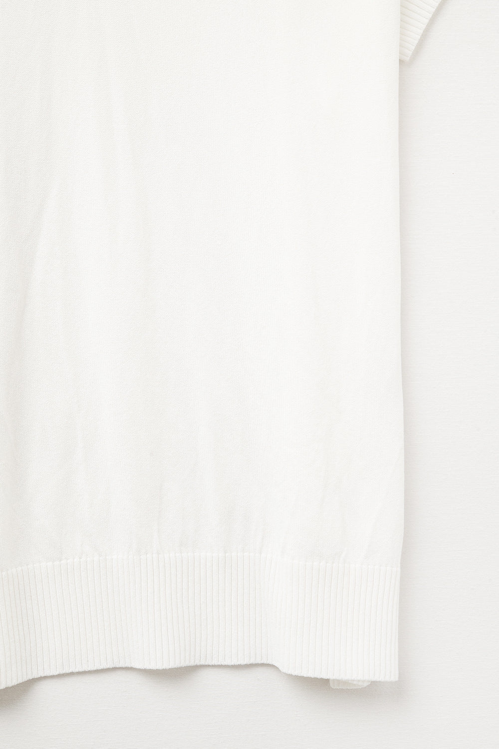 Top à manches courtes en tricot fin de type polo en blanc