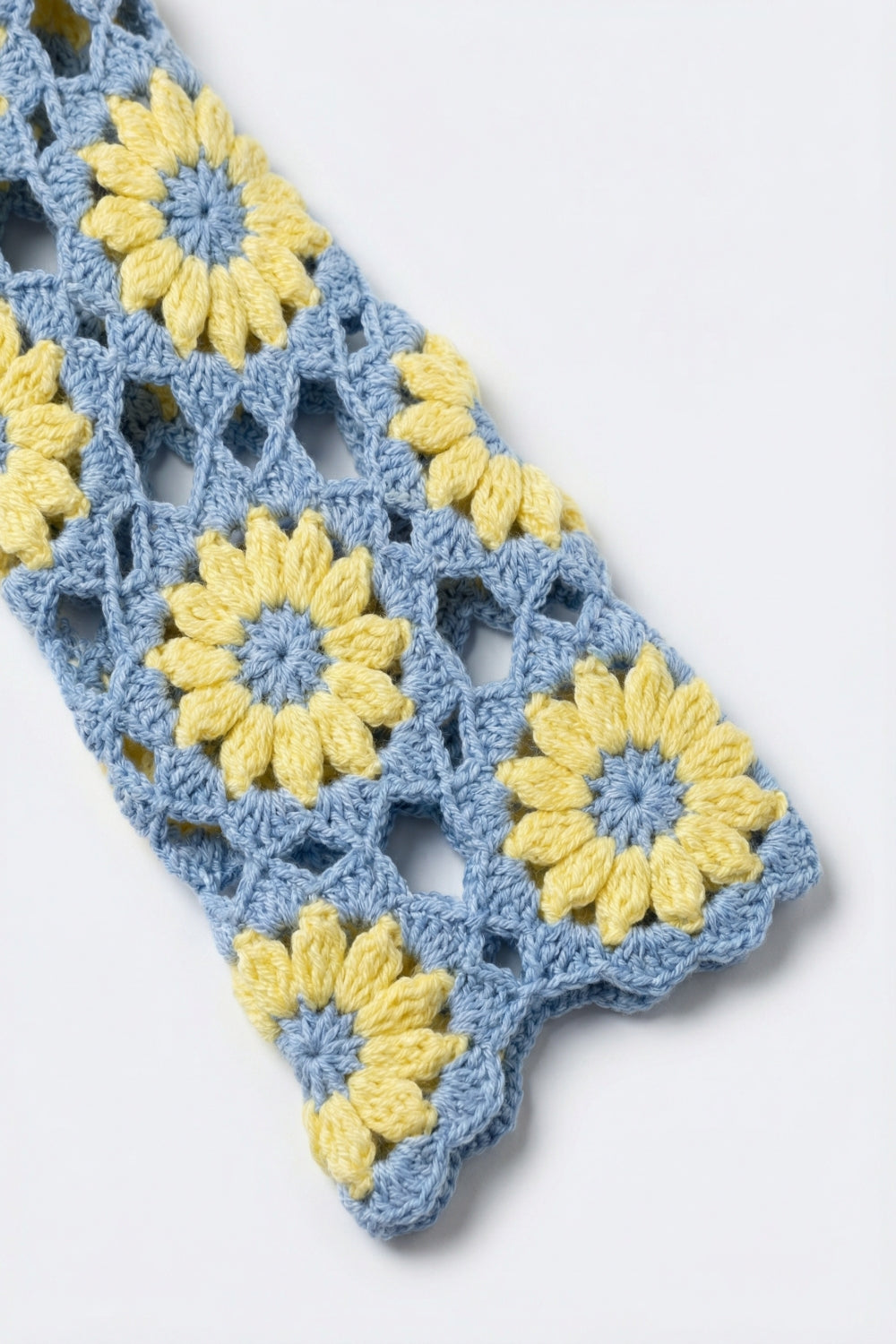 Top à manches longues bleu et jaune avec marguerite en crochet