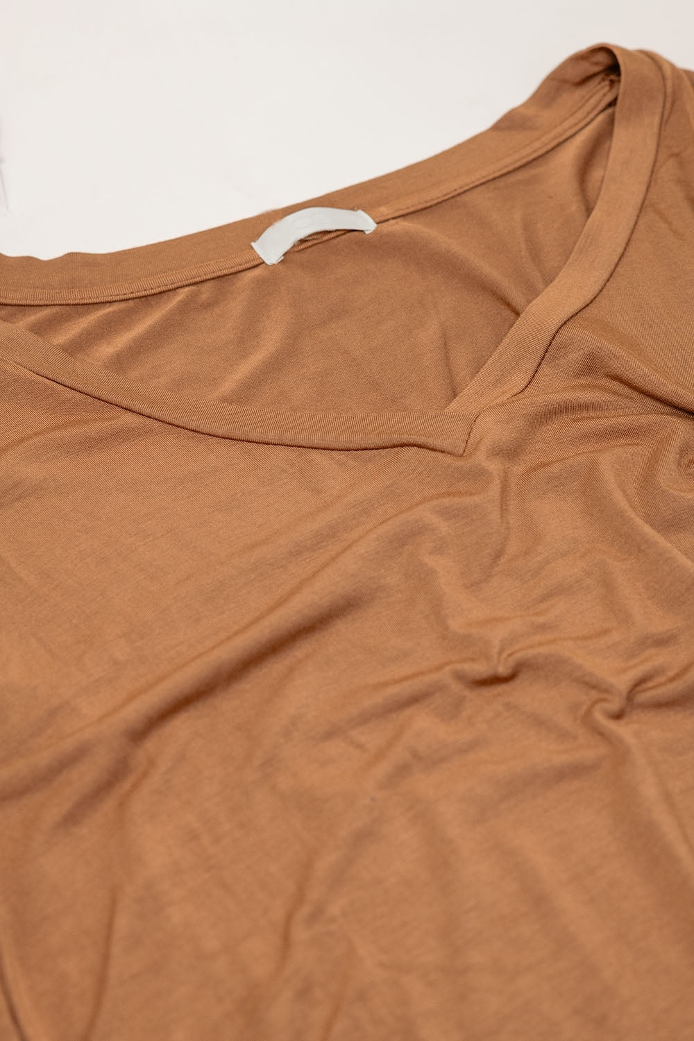 Top à manches longues en modal de haute qualité et col V beige