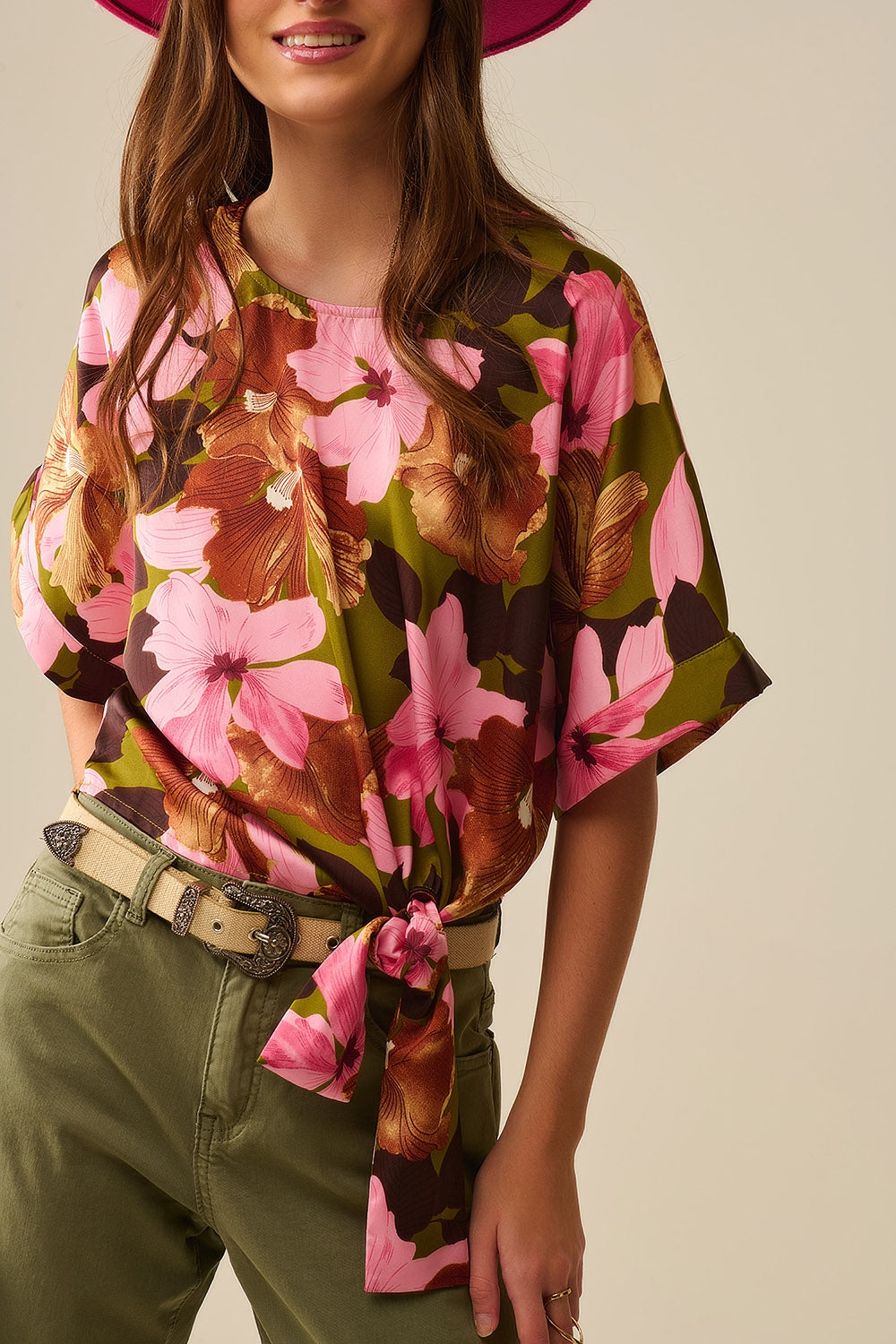 Top à nœud floral sur fond vert en tissu satiné