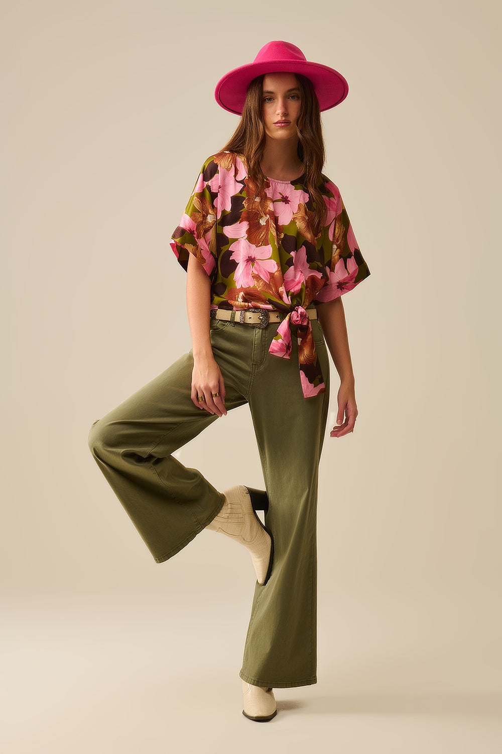 Top à nœud floral sur fond vert en tissu satiné