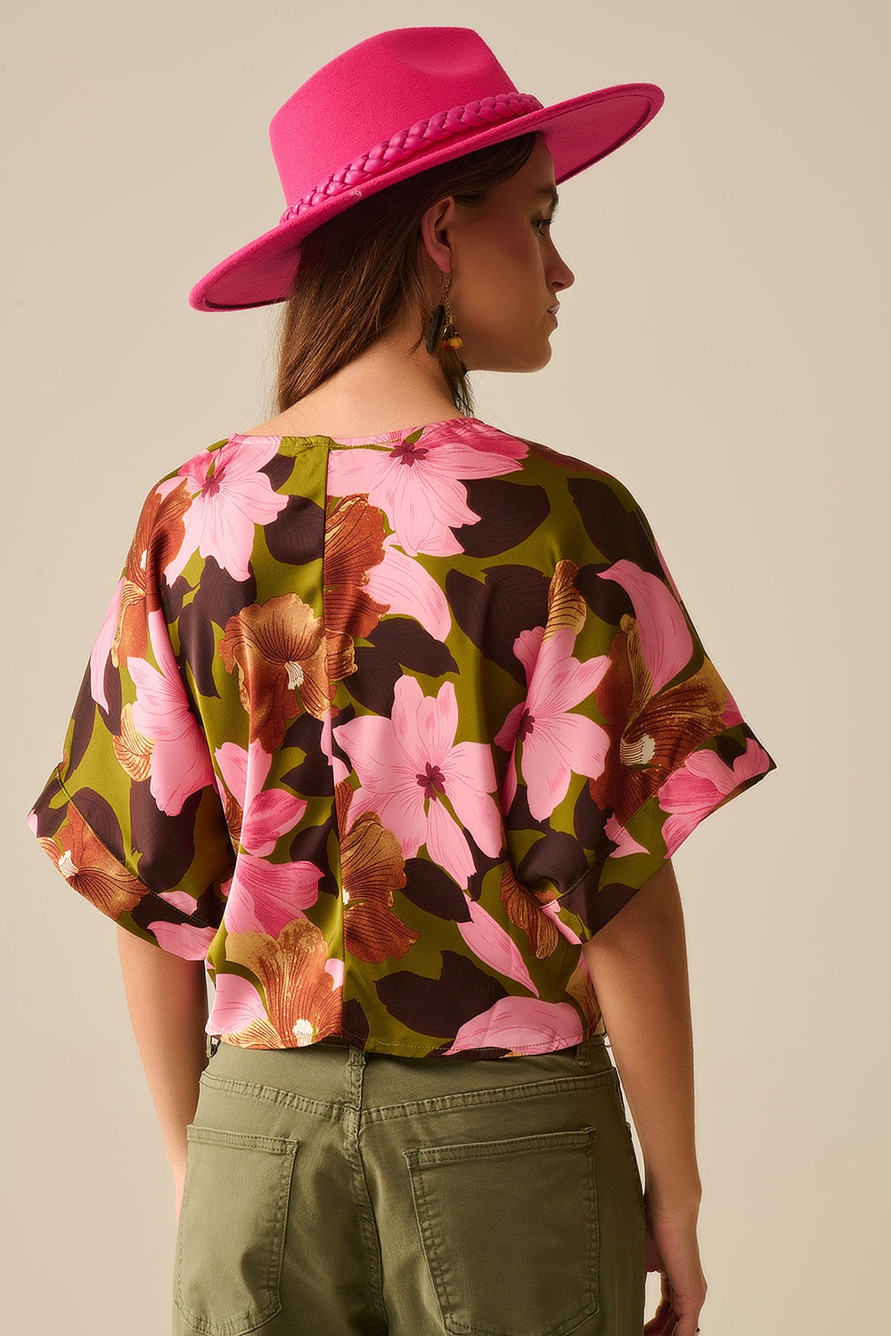 Top à nœud floral sur fond vert en tissu satiné