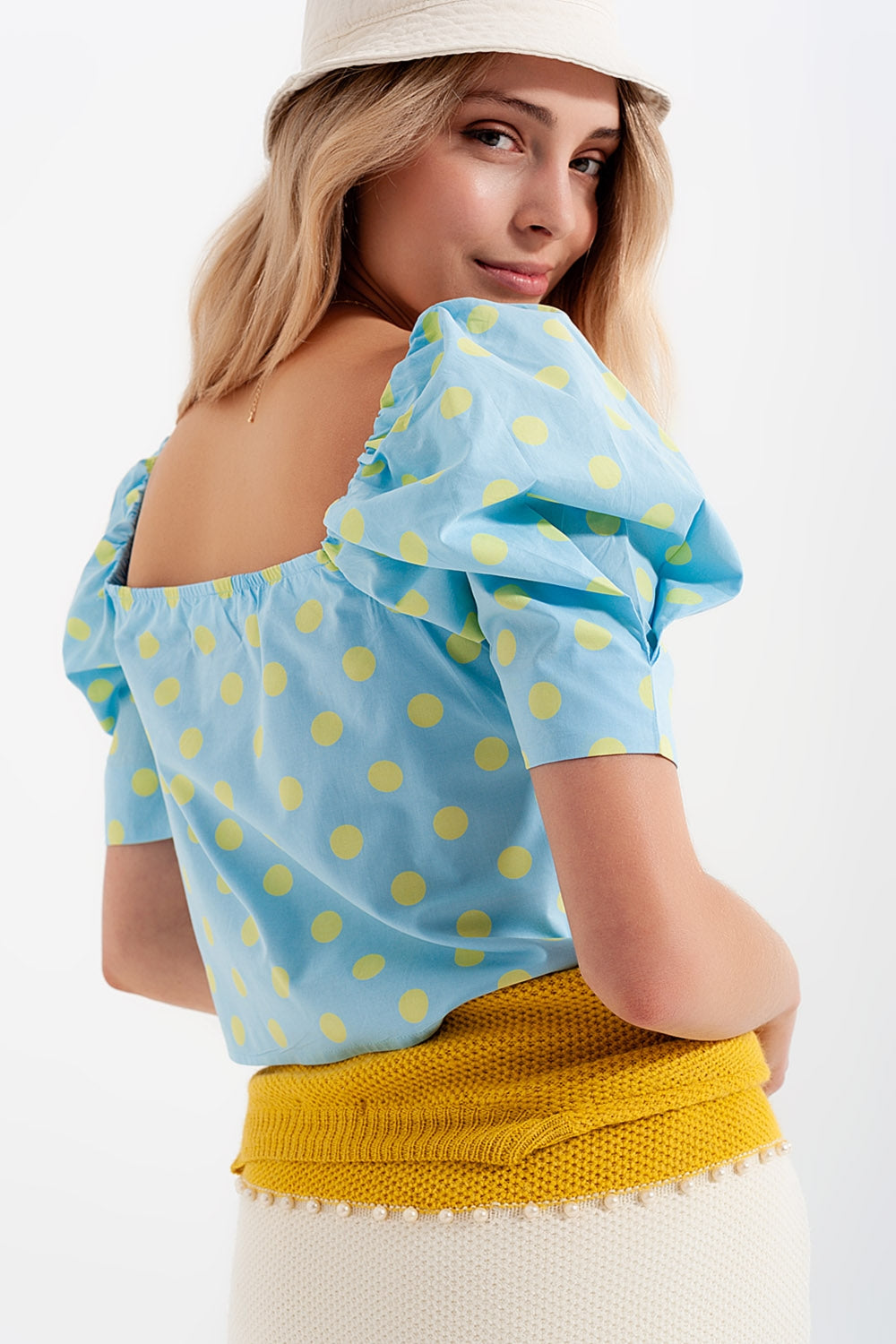 Top à pois avec manches bouffantes et encolure carrée bleu et vert