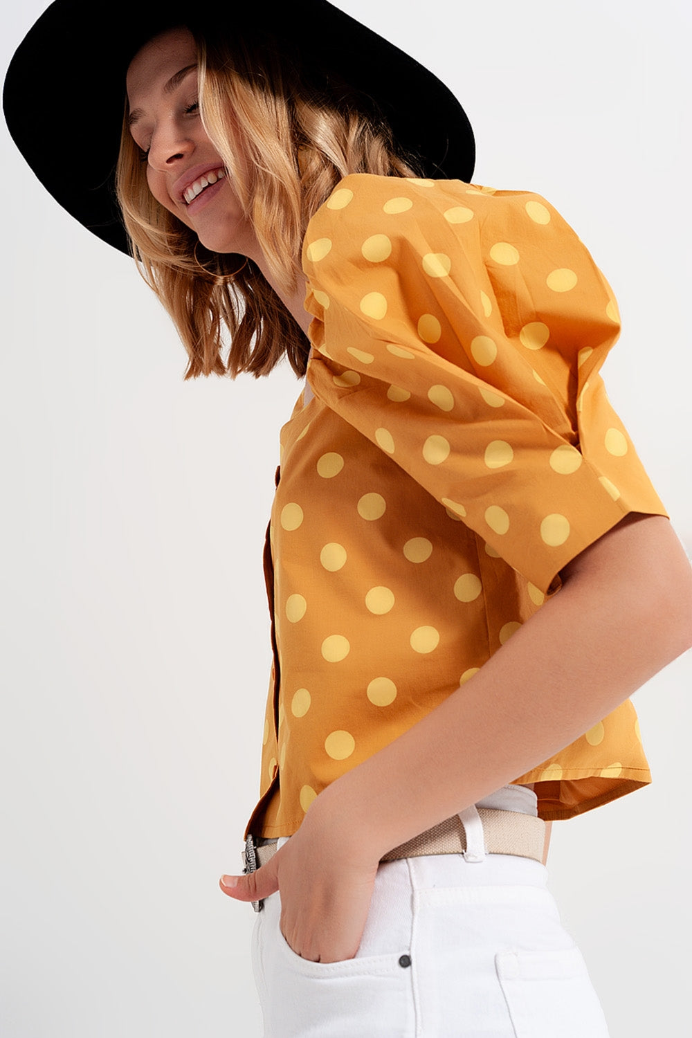 Top à pois avec manches bouffantes et encolure carrée jaue