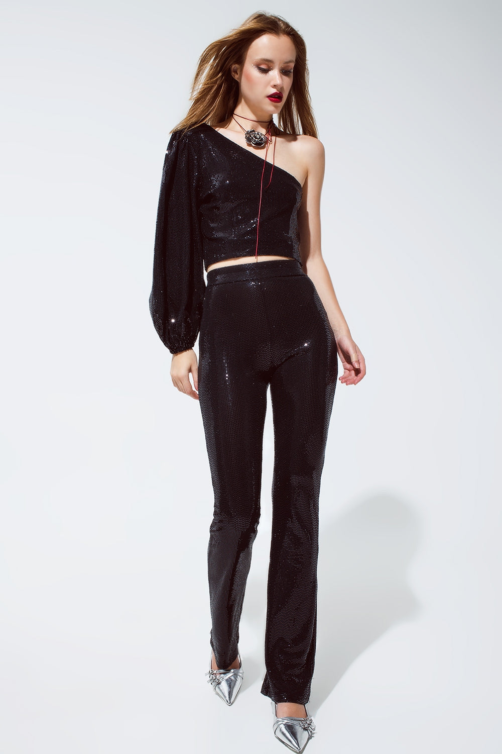 Top à une épaule avec des paillettes et manche longue en noir
