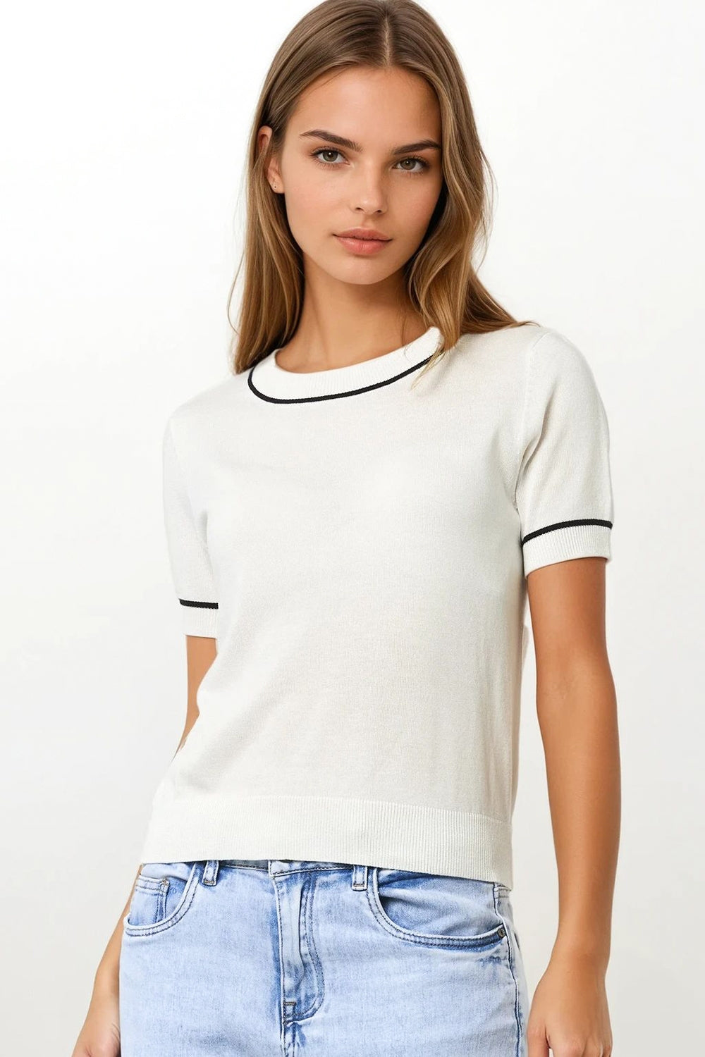 Top blanc à manches courtes en tricot avec bordures contrastées noires
