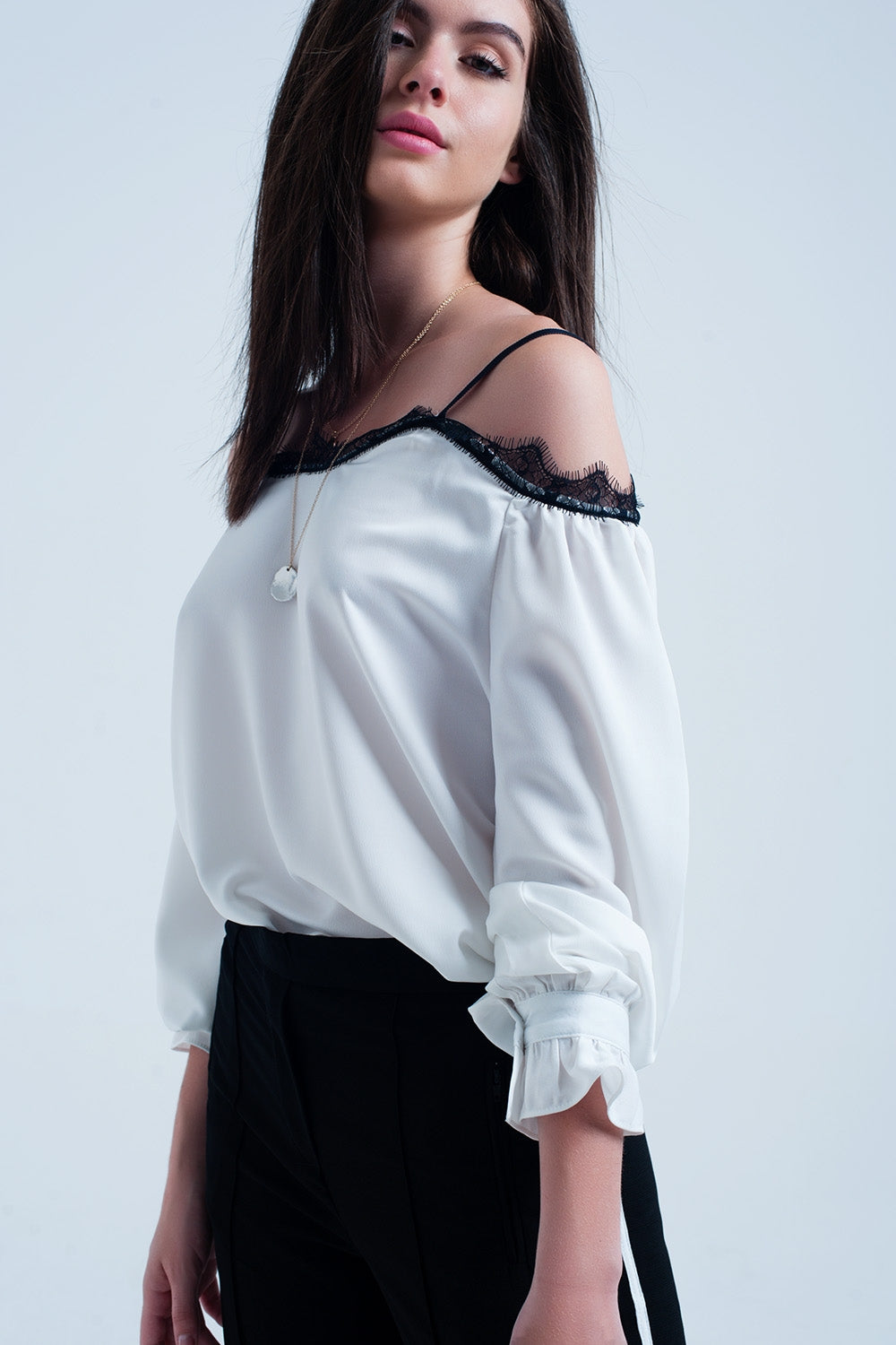 Top blanc avec dentelle noire avec épaules dénudées