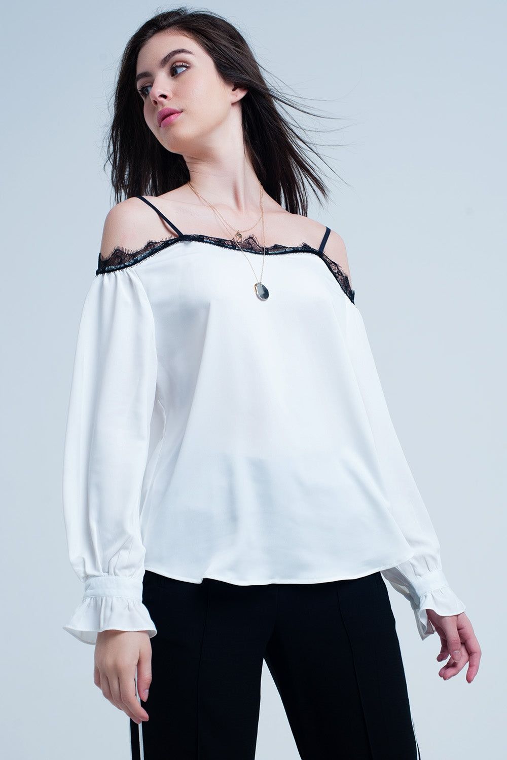 Top blanc avec dentelle noire avec épaules dénudées