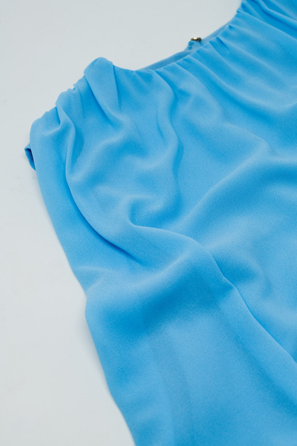 Top bleu à motifs froncés