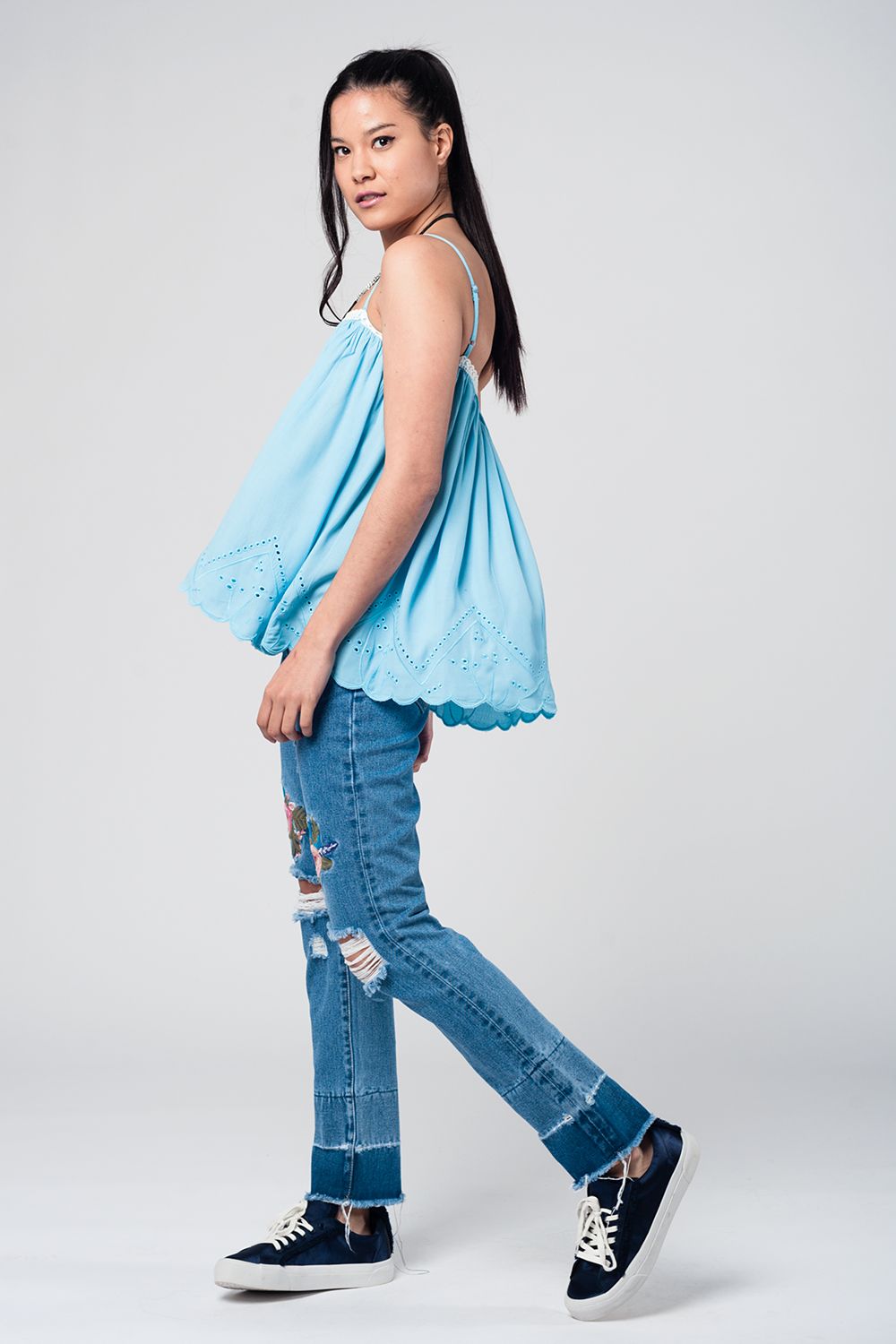 Top bleu avec détails en crochet