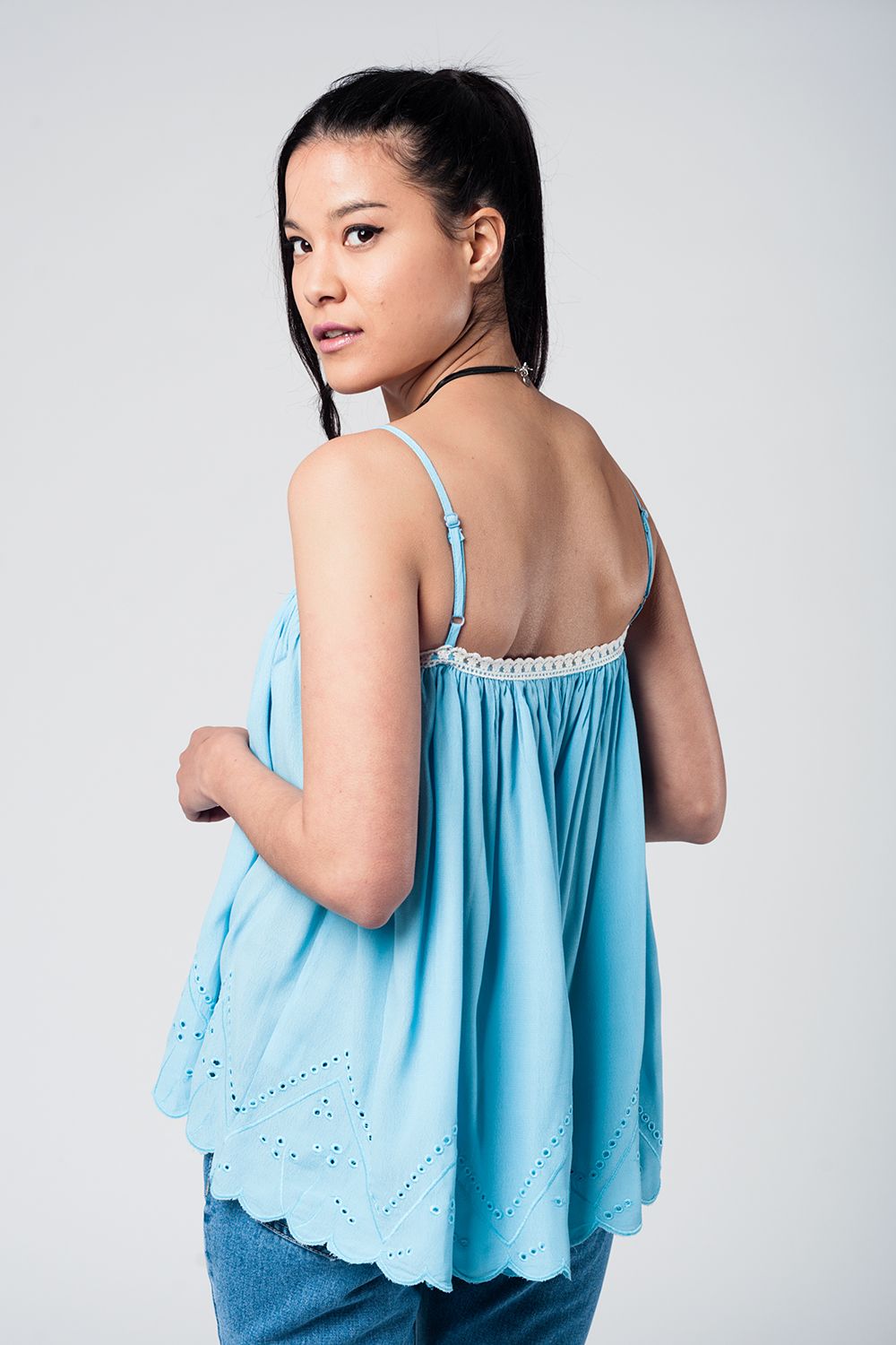 Top bleu avec détails en crochet