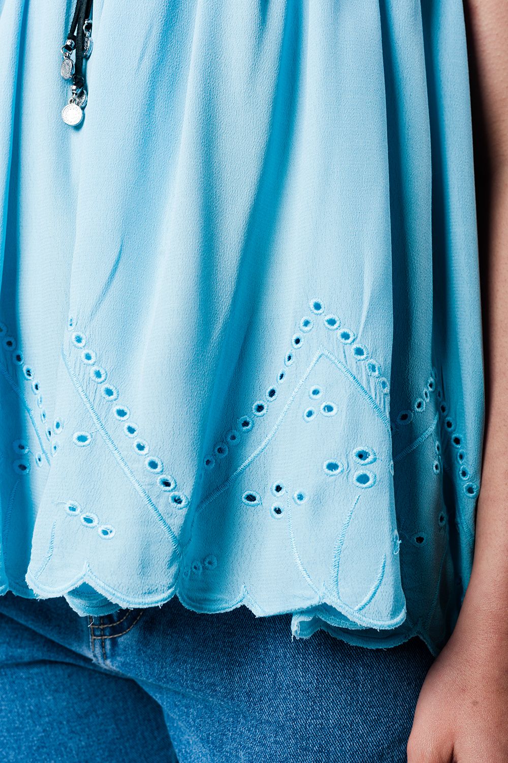 Top bleu avec détails en crochet