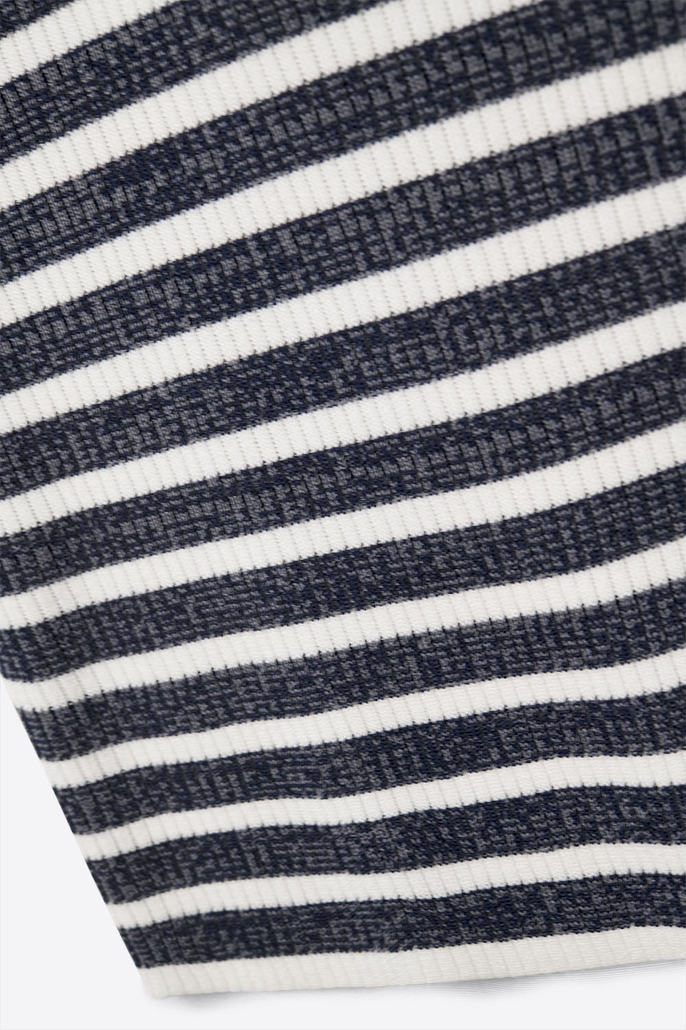 Top bleu marine avec rayures et bretelles blanches
