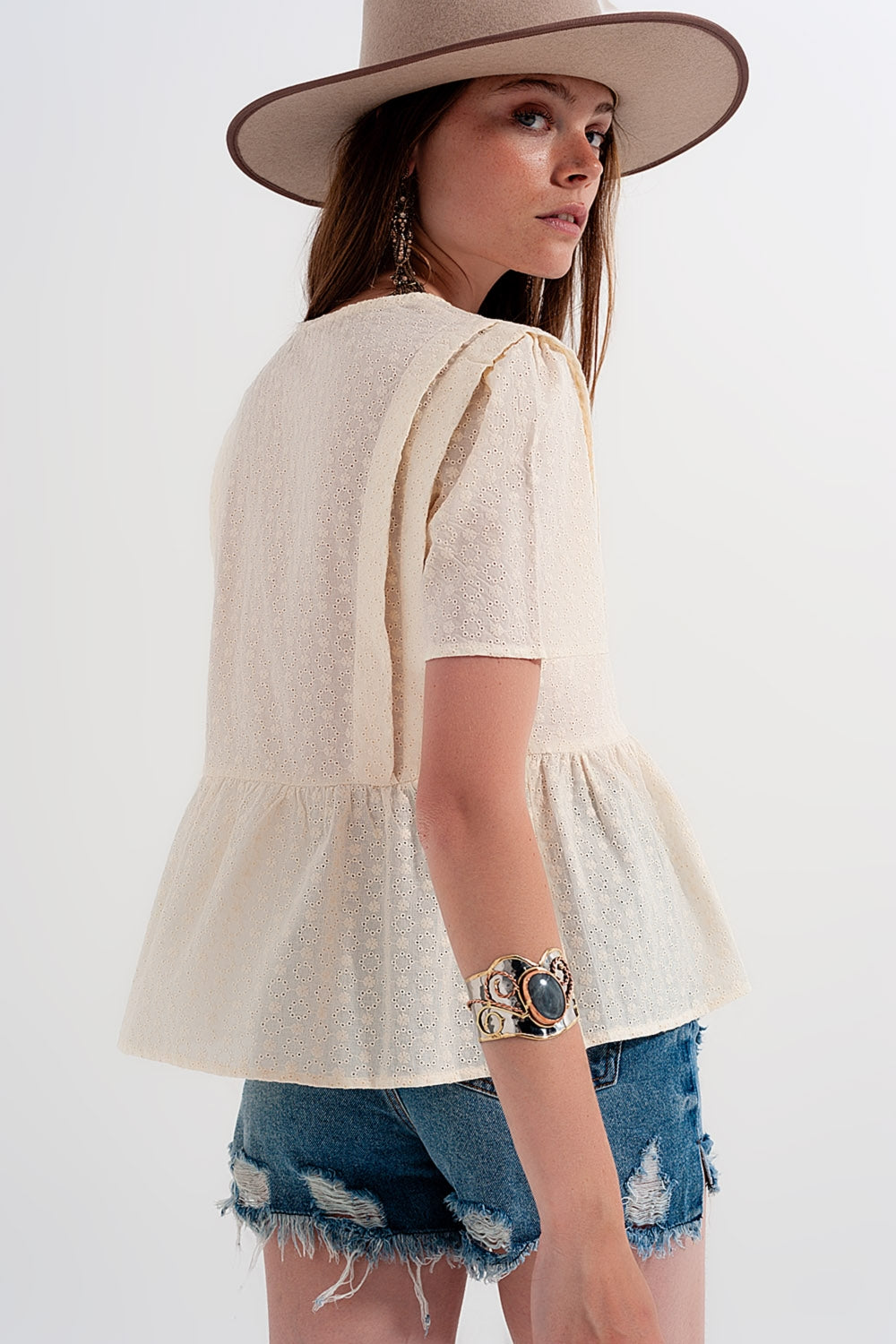Top brodé à basque beige