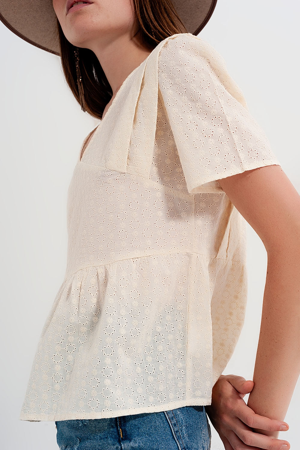 Top brodé à basque beige