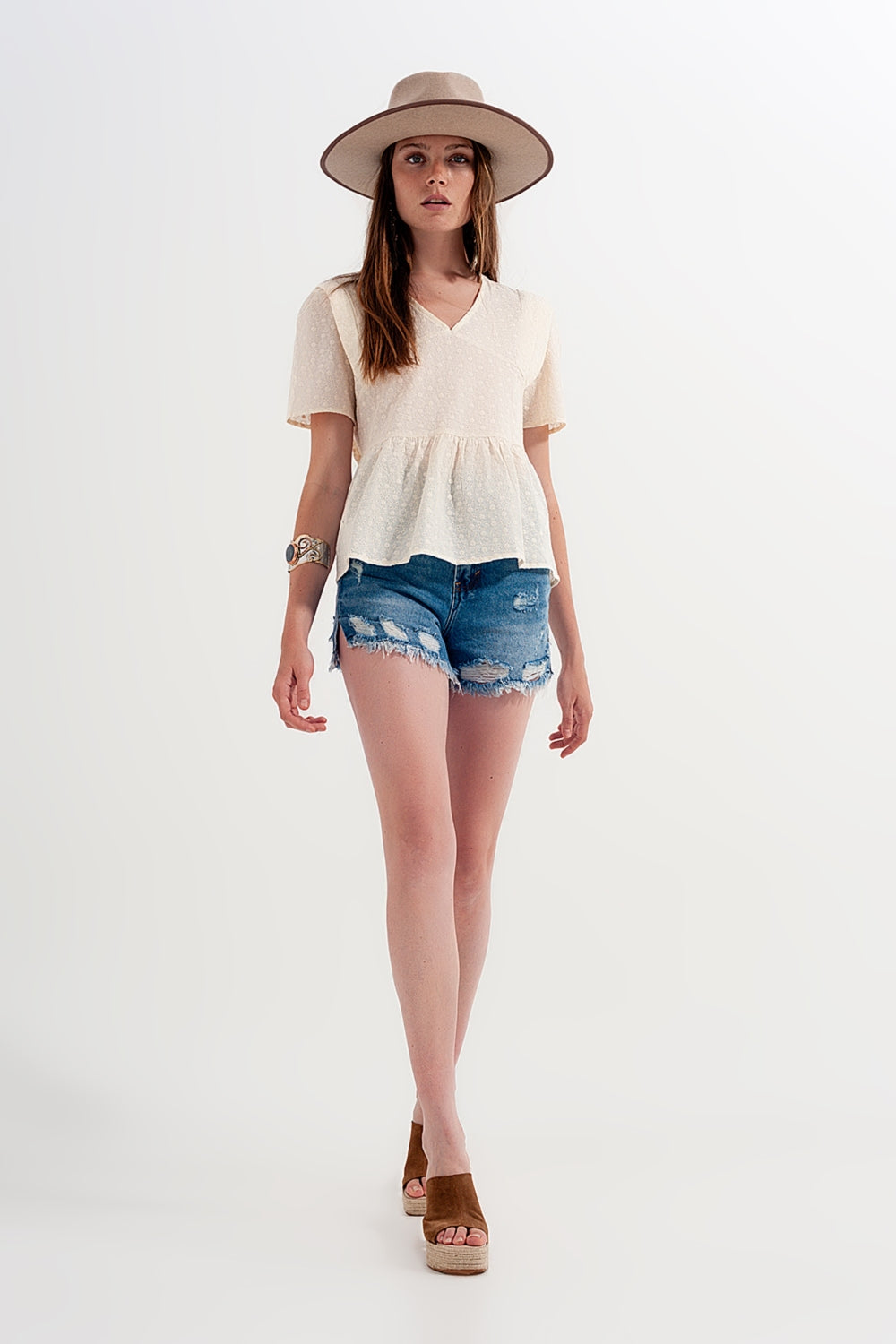 Top brodé à basque beige