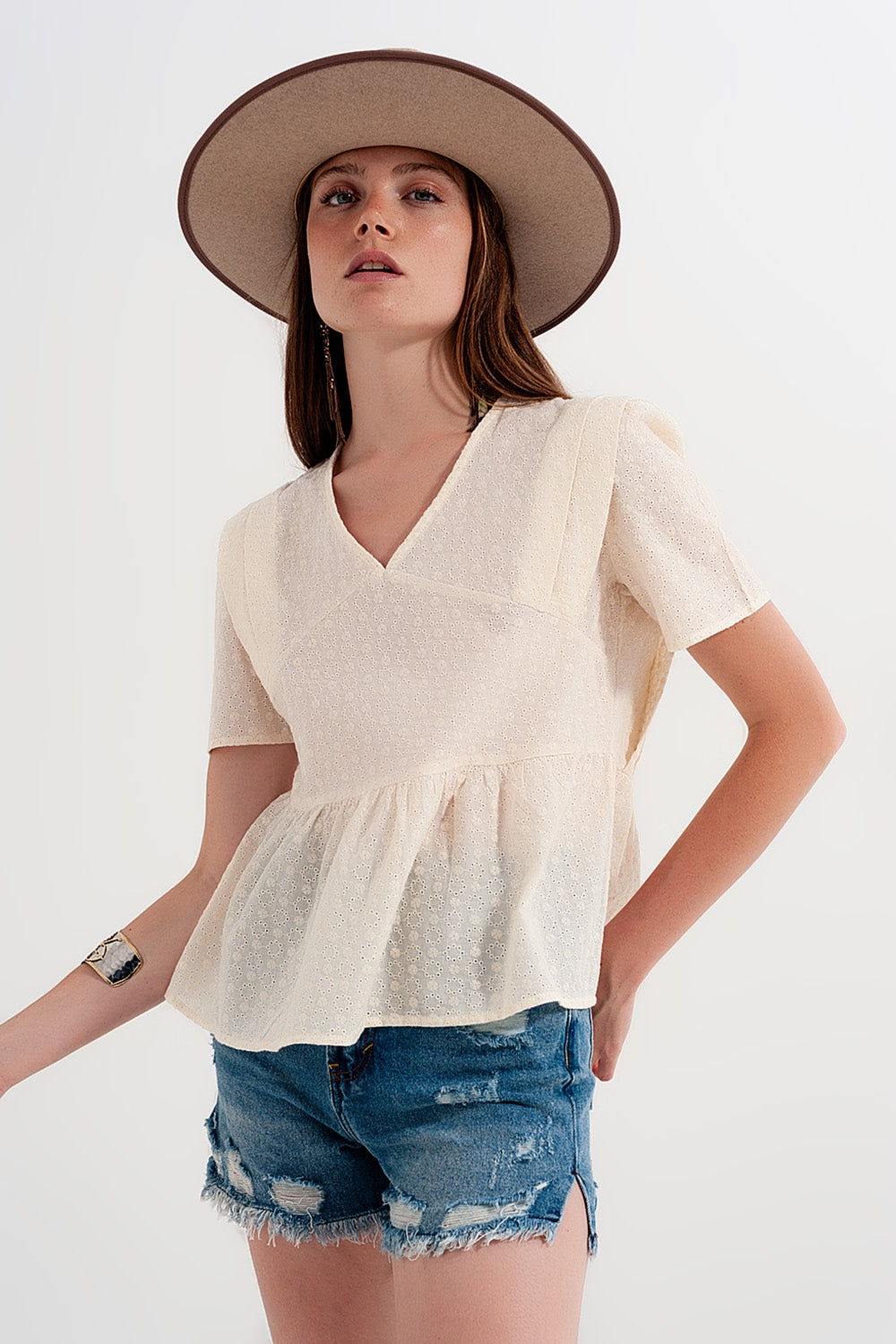 Top brodé à basque beige