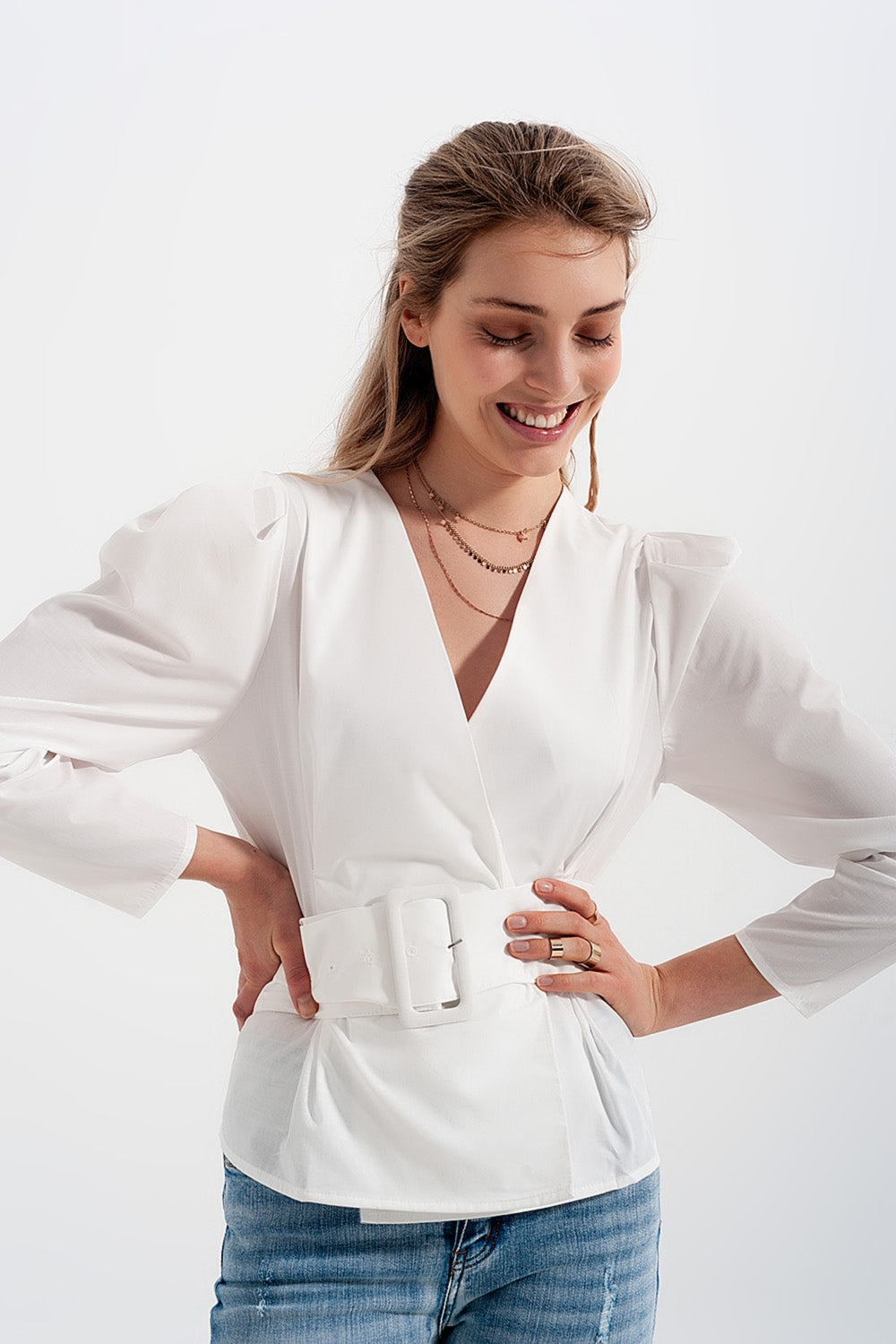Top cache-cœur à manches bouffantes et ceinture en blanc
