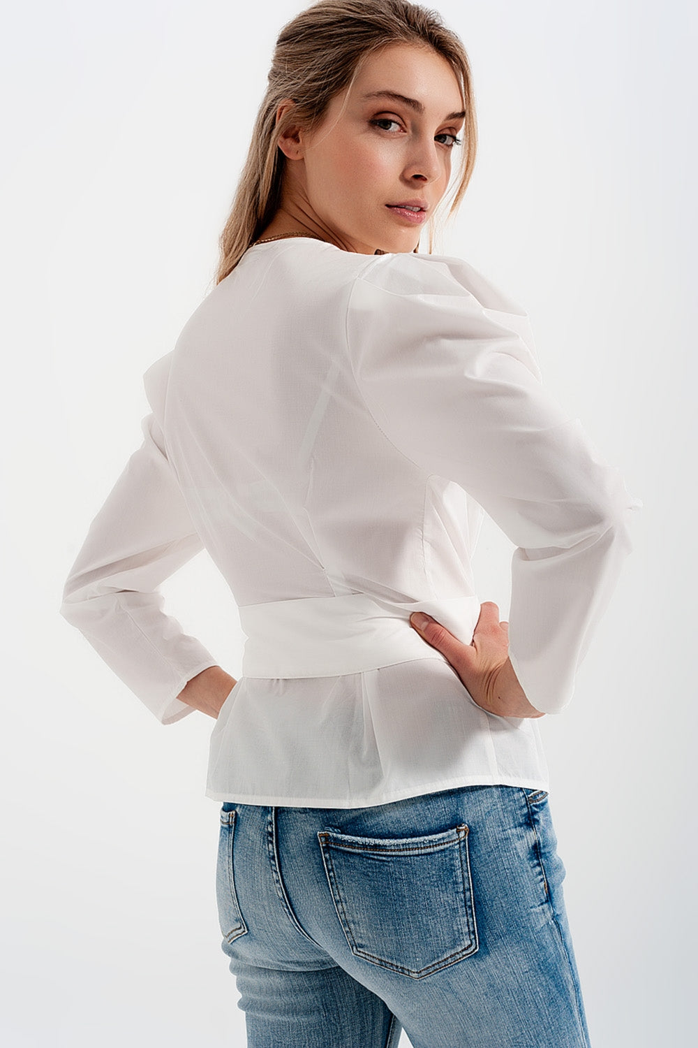 Top cache-cœur à manches bouffantes et ceinture en blanc