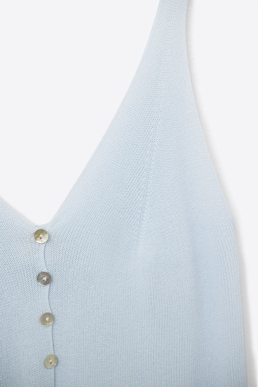 Top court boutonné en tricot bleu bébé