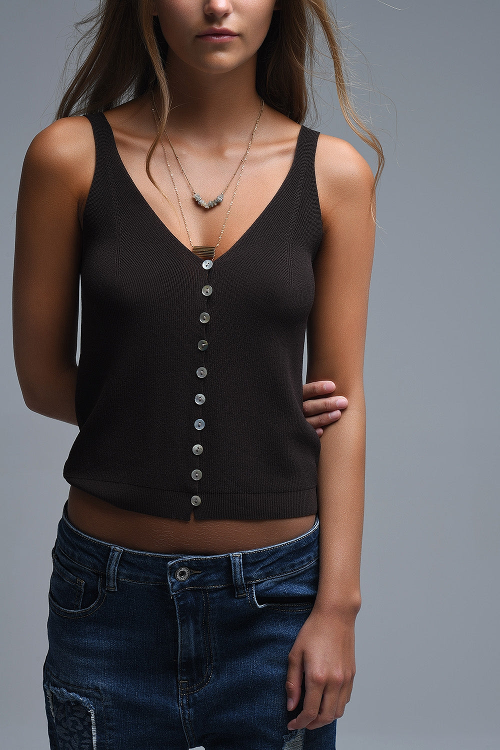 Top court boutonné en tricot marron