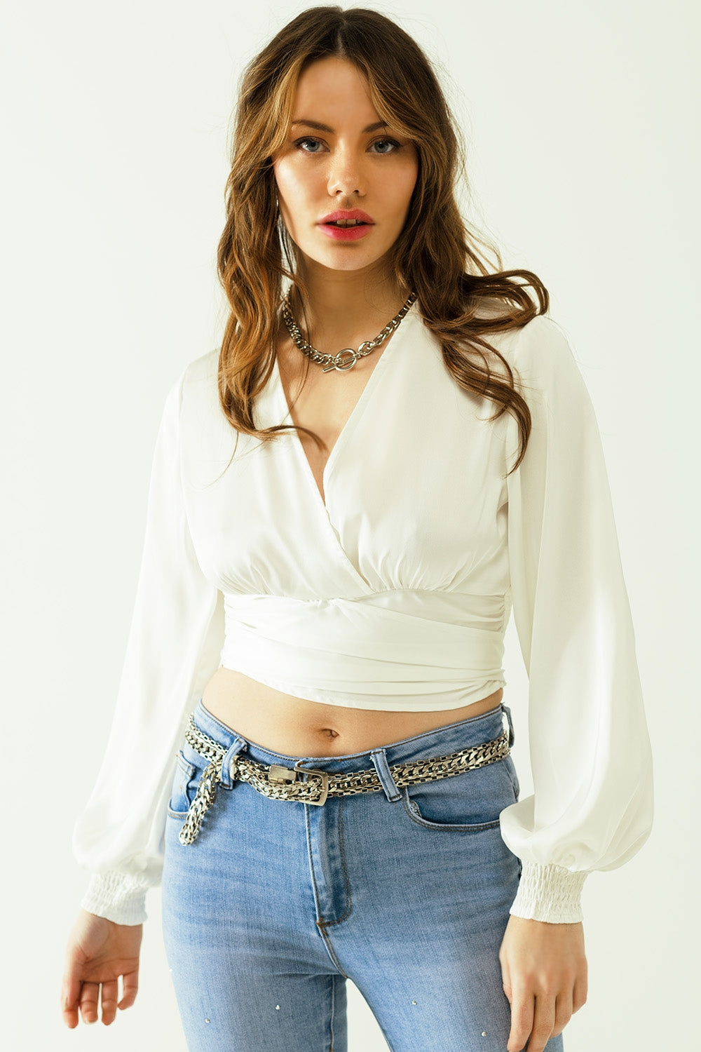 top court enveloppant en satin ajusté à la taille en blanc