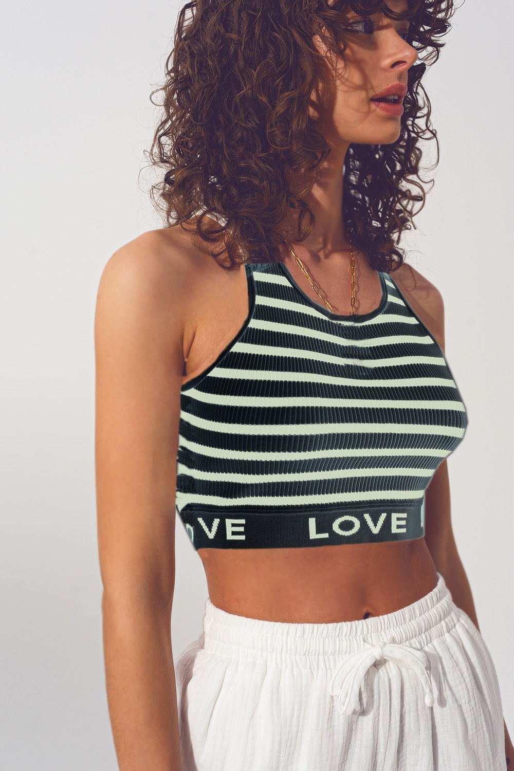 Top court rayé avec texte Love en noir et beige
