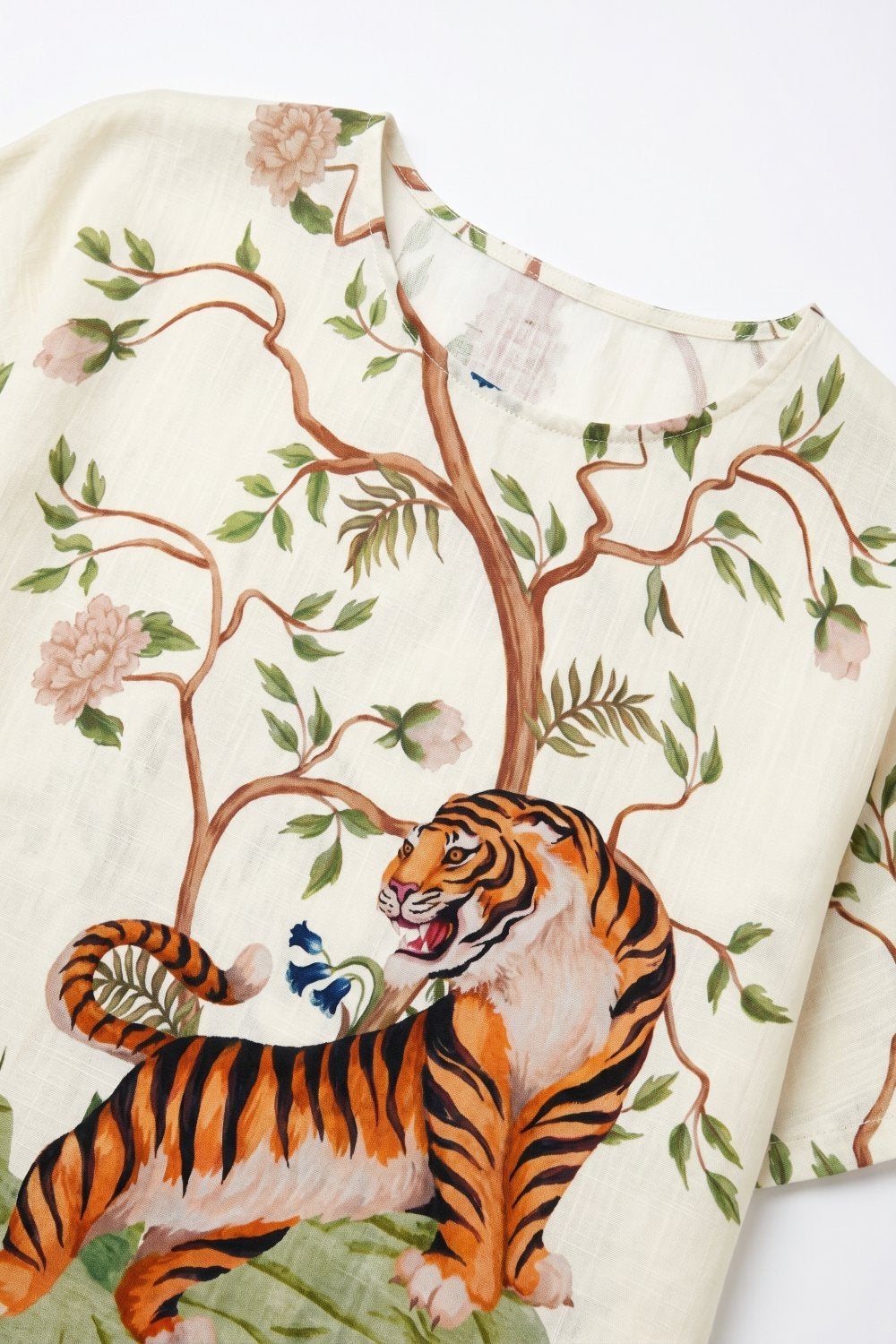 Top court tissé léger à imprimé tigre et floral en crème