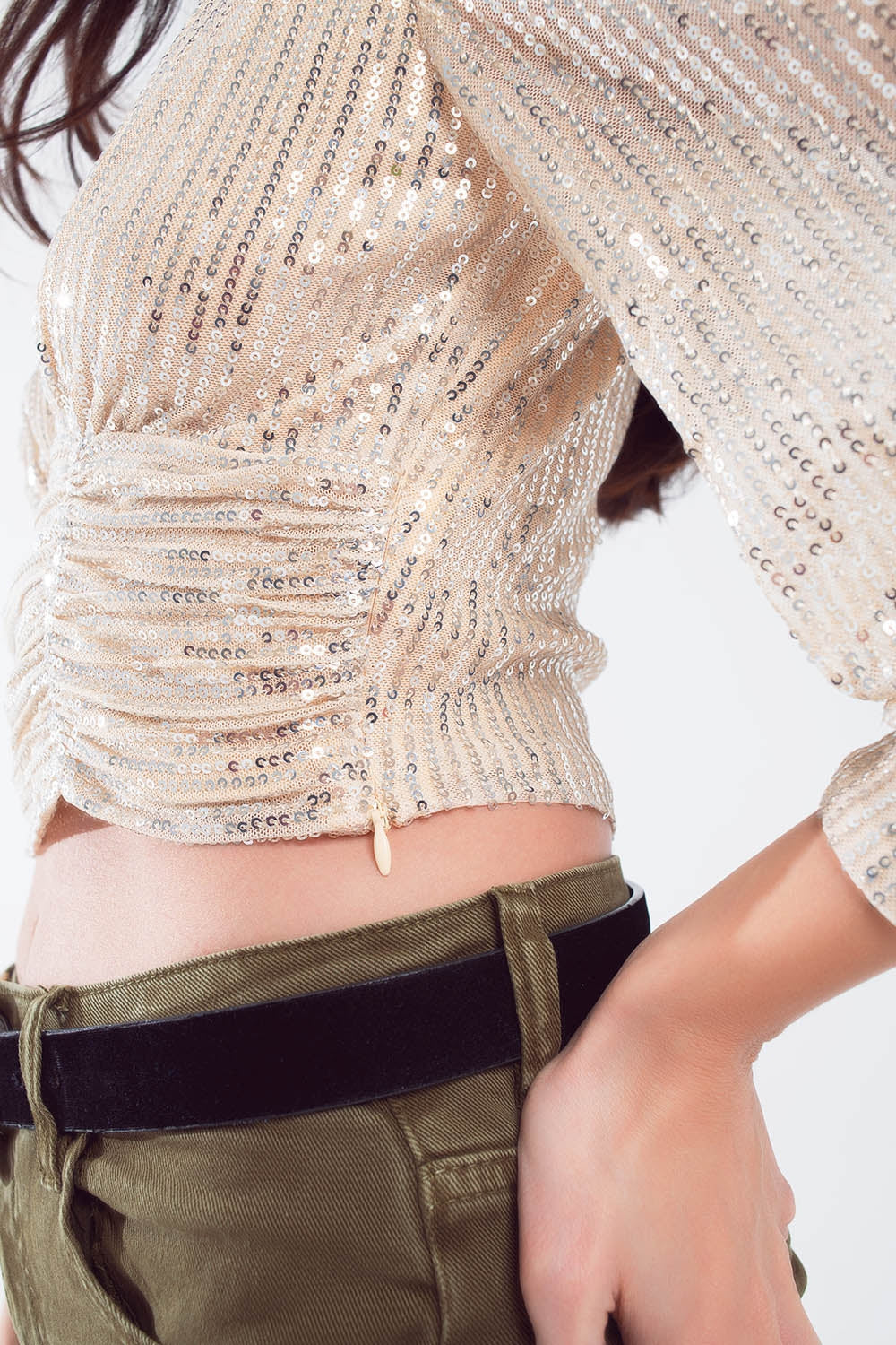 Top cropped à manches longues avec col en V et motif roulé en blanc nacré