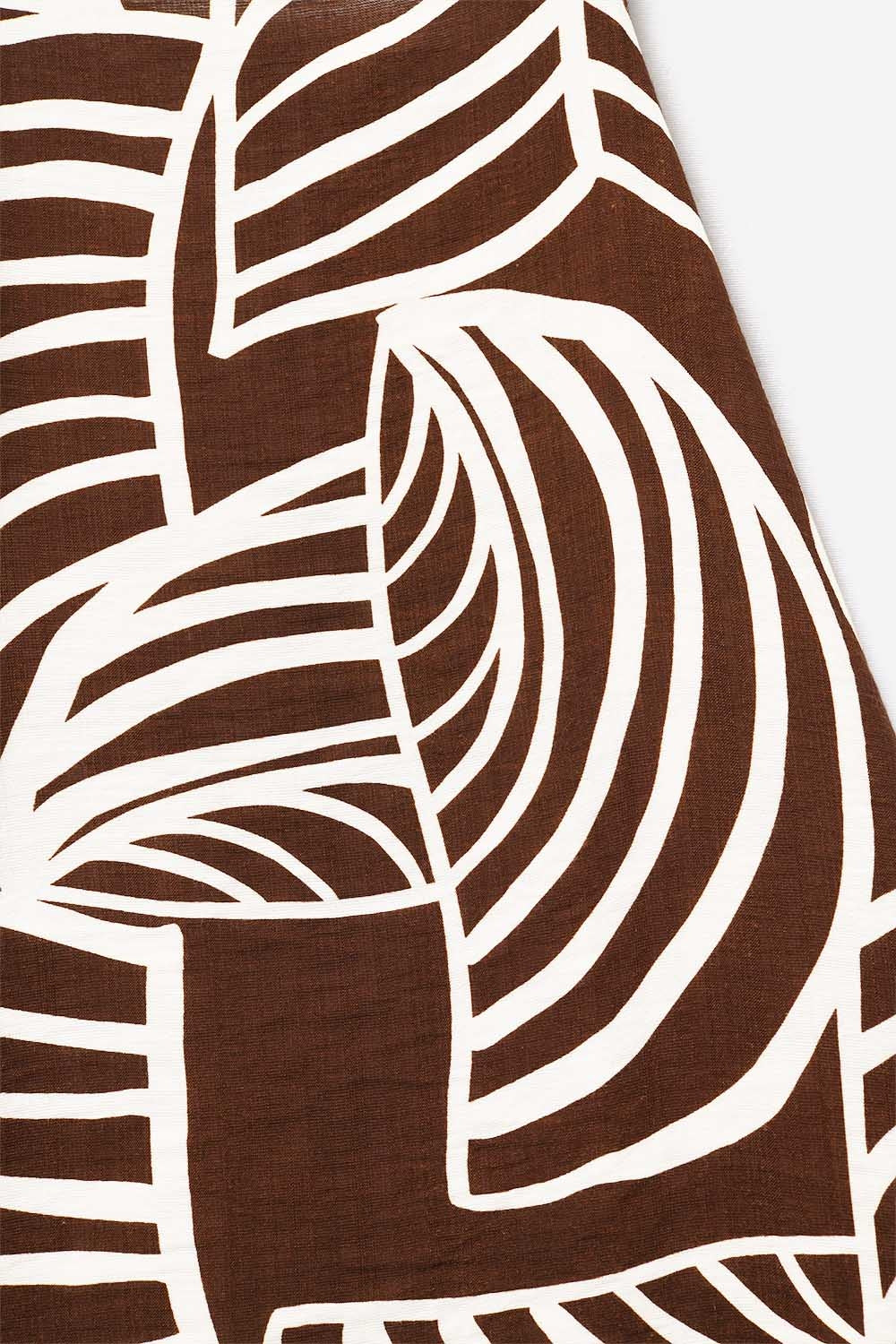 Top dos nu marron avec impression de feuilles blanches