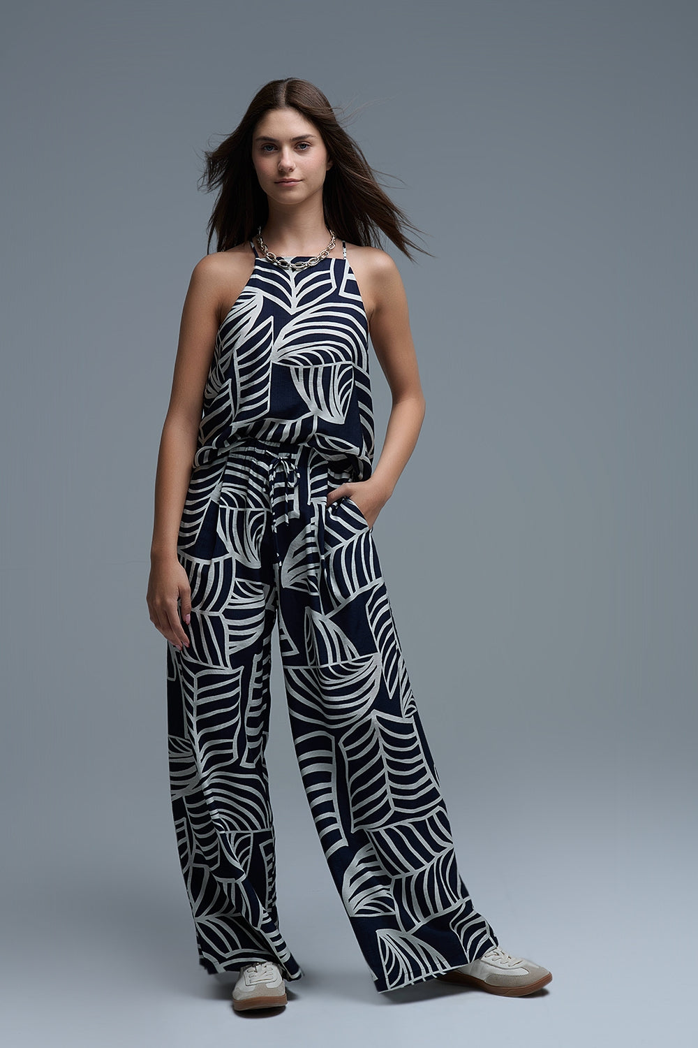 Top dos nu sans manches marine et blanc avec impression de feuilles blanches