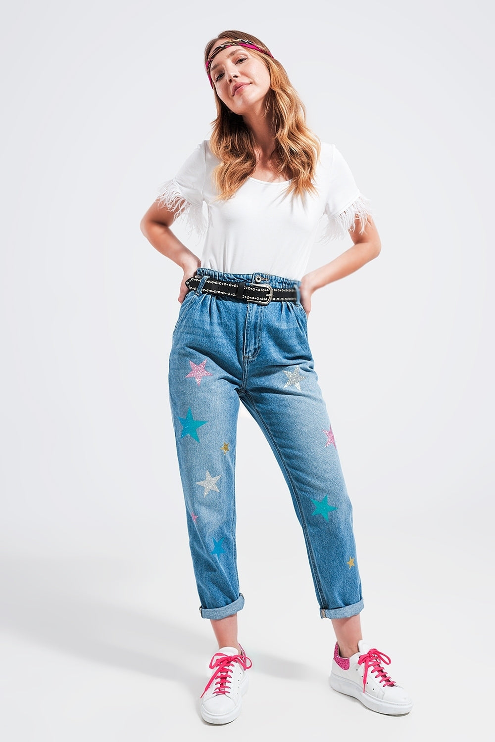 Top embelli avec poignets en fausses plumes en blanc
