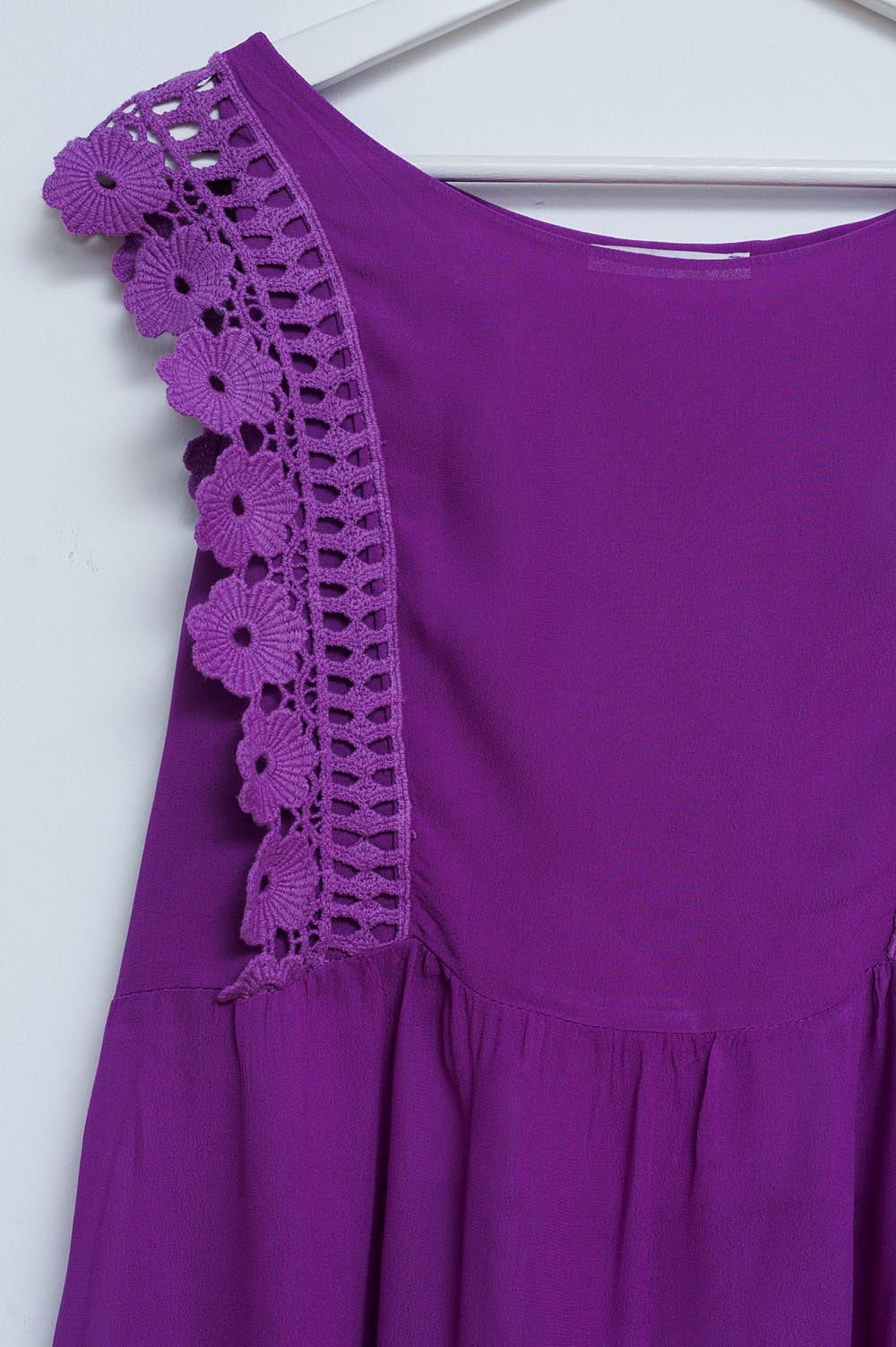 Top en broderie anglaise pourpre