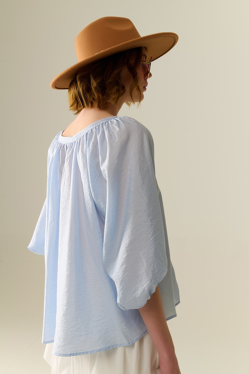 Top en chiffon bleu bébé avec manches bouffantes