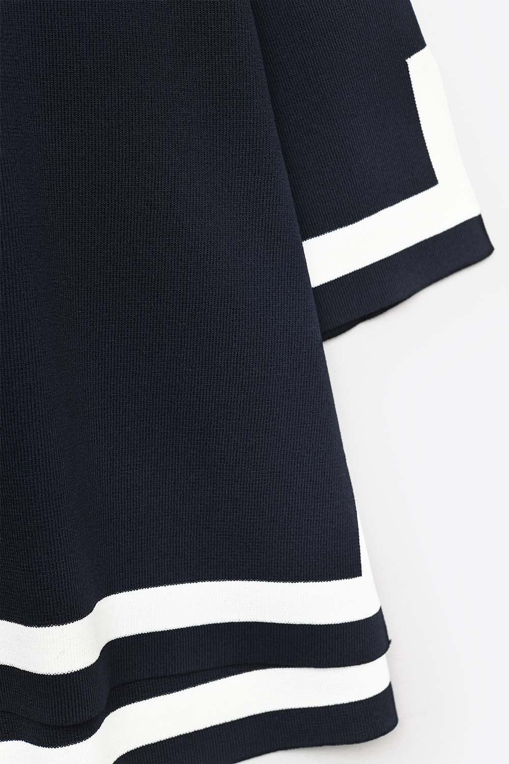 Top en maille fine marine avec rayures contrastées en blanc et manches 3/4