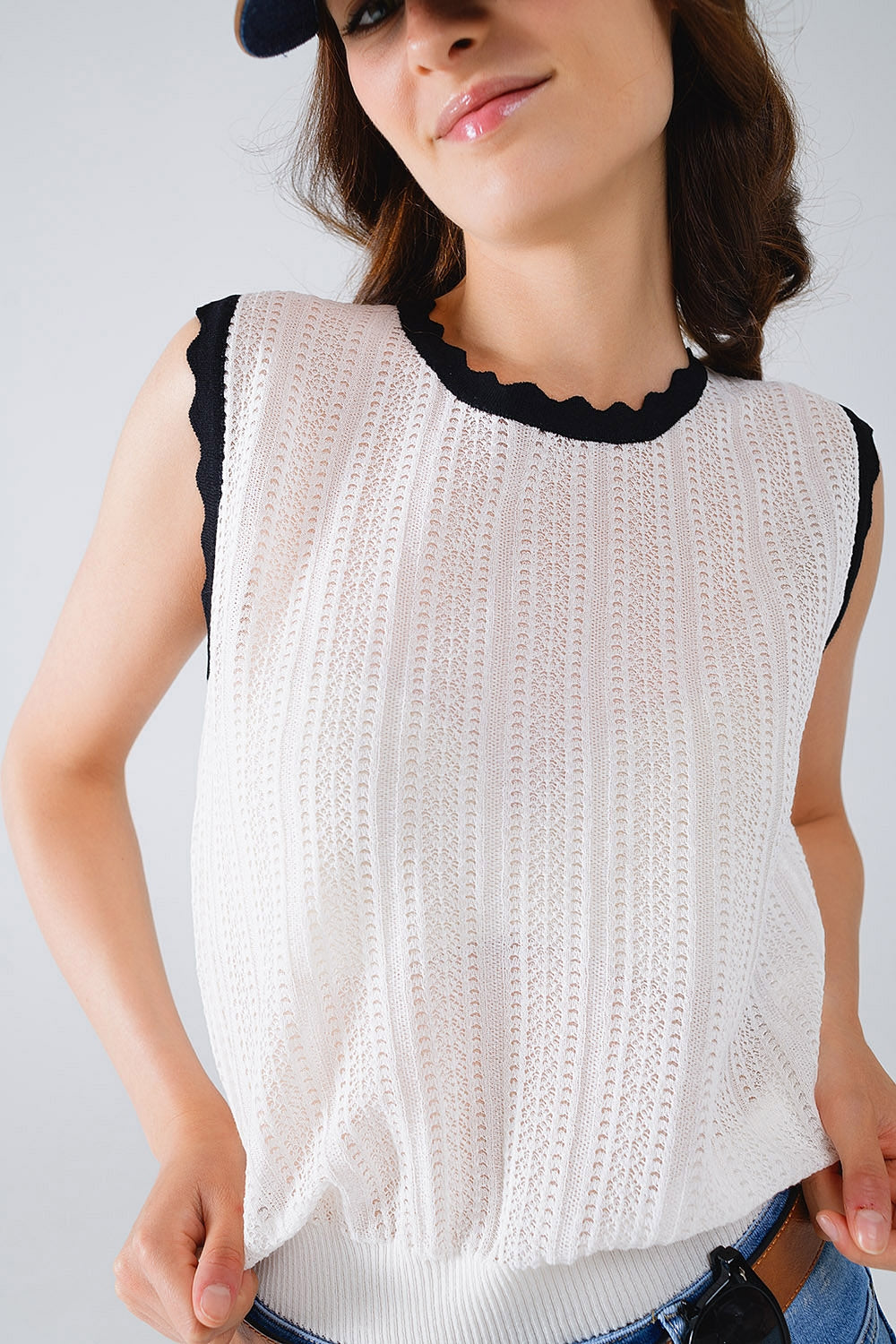 top en maille pointelle blanche avec bordures ondulées noires