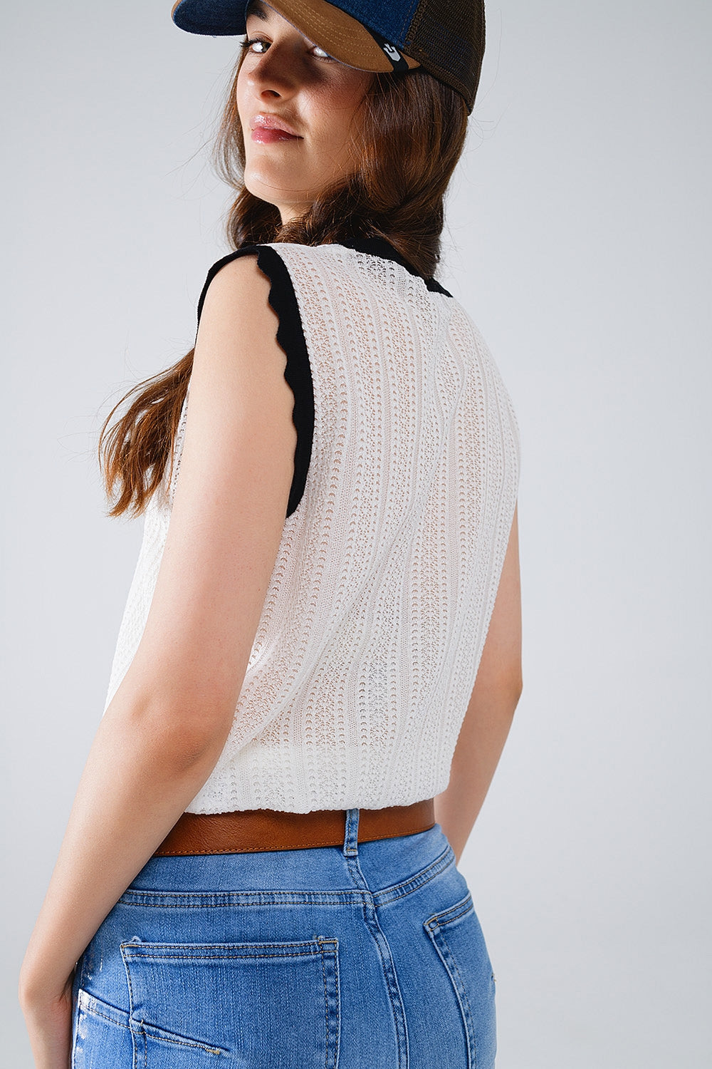 top en maille pointelle blanche avec bordures ondulées noires