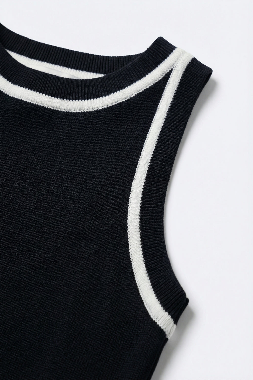 Top en maille sans manches en bleu marine avec détails lignes blanches