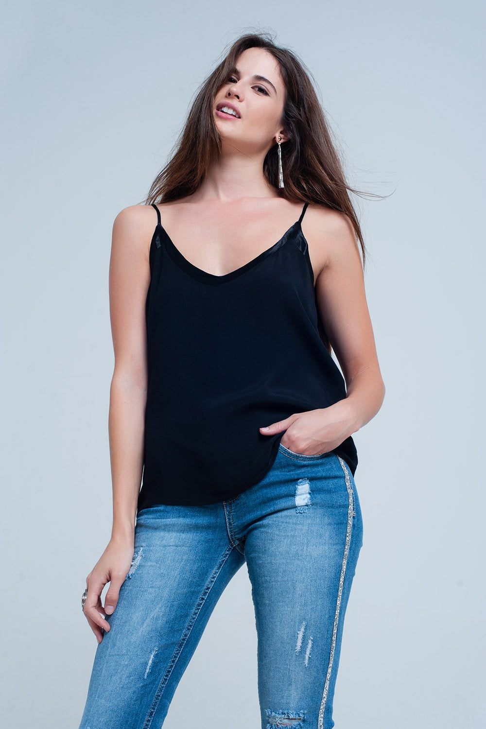Q2 Top en satin noir avec motif brillant
