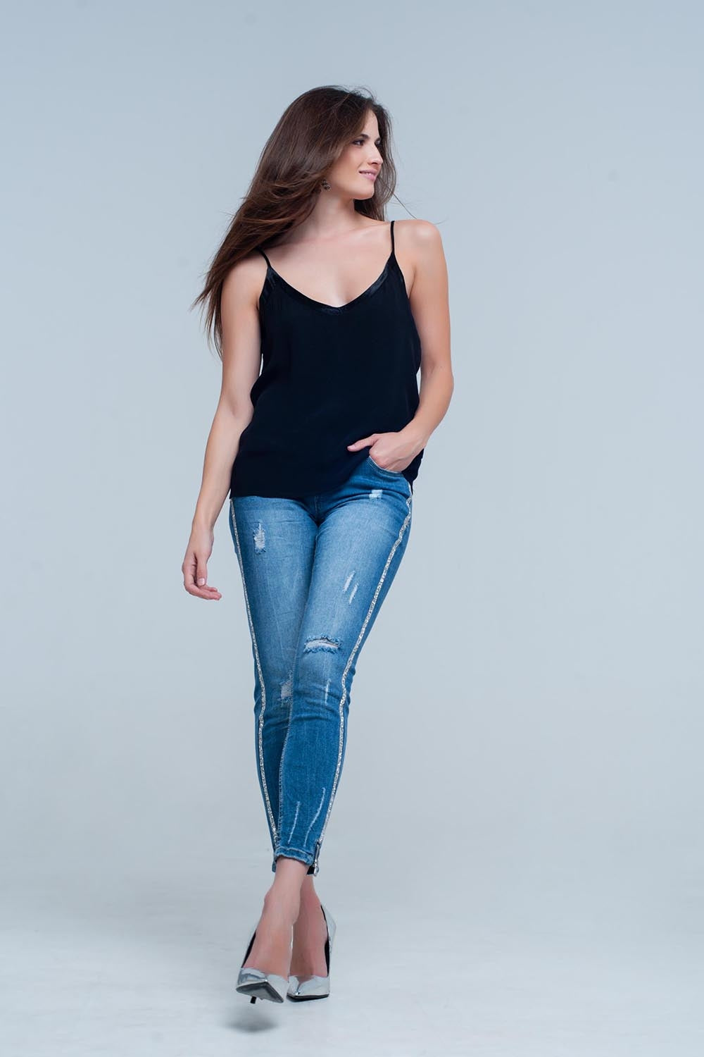 Top en satin noir avec motif brillant