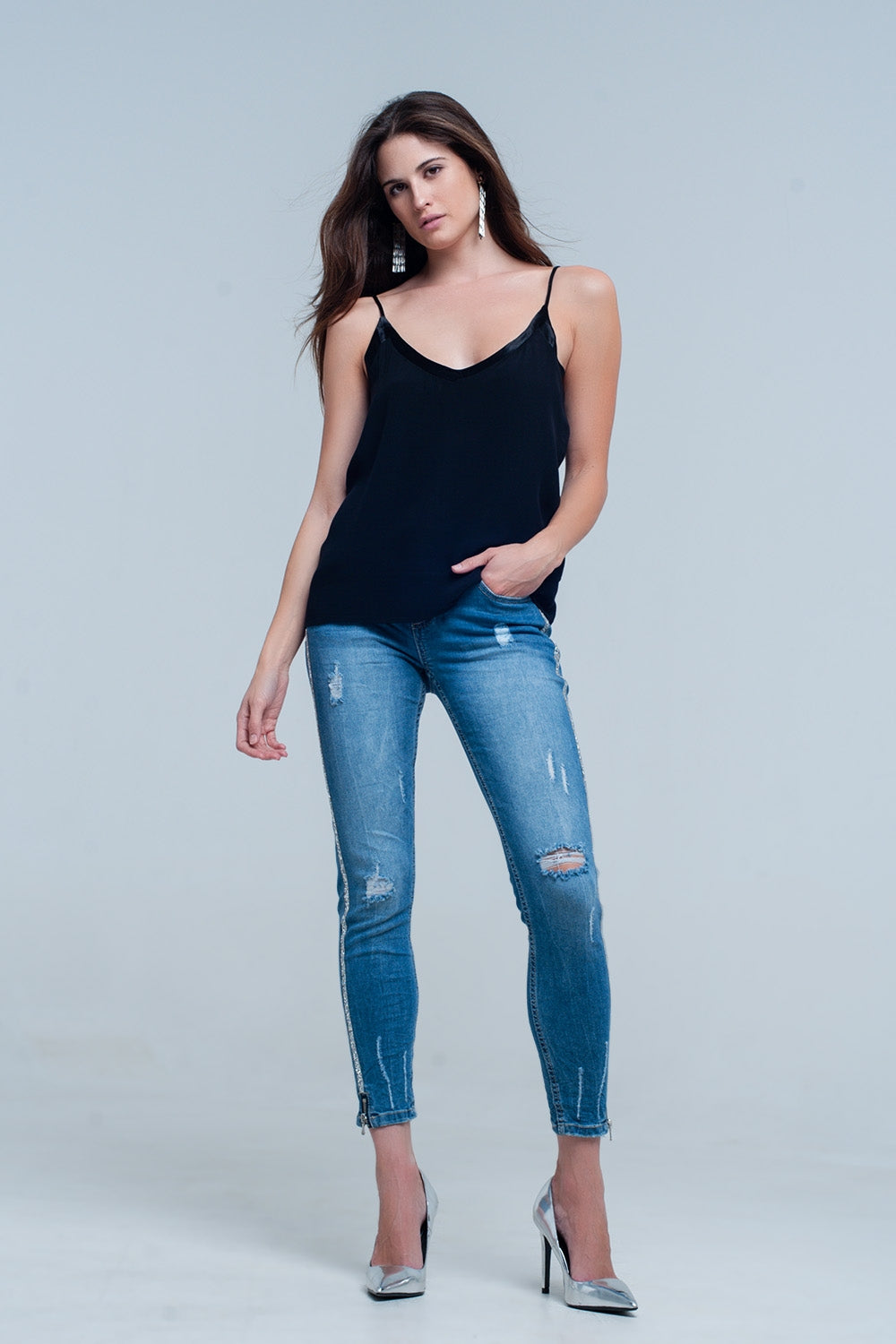 Top en satin noir avec motif brillant