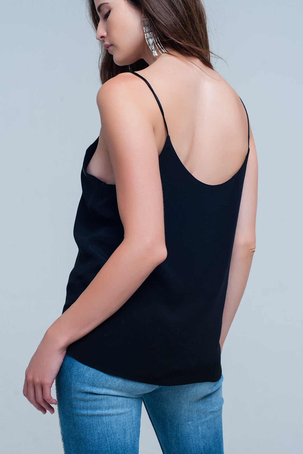 Top en satin noir avec motif brillant
