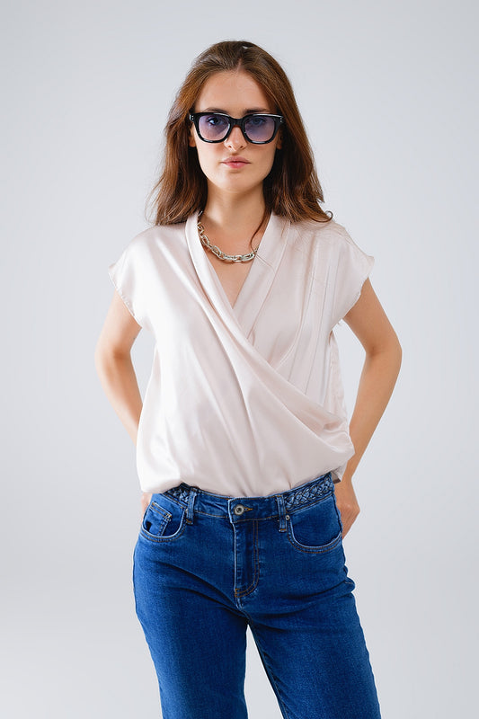 Q2 Top en soie croisée beige à col en V et manches courtes