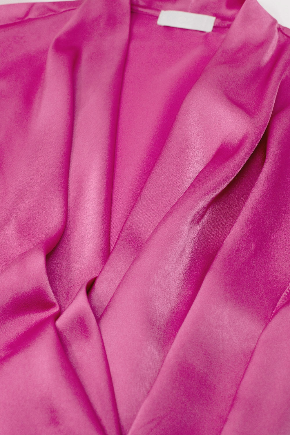 Top en soie croisée fuchsia avec col en V et manches courtes