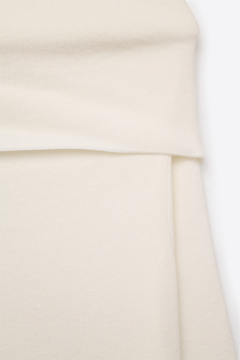 Top en tricot à encolure bateau et épaules courtes en blanc