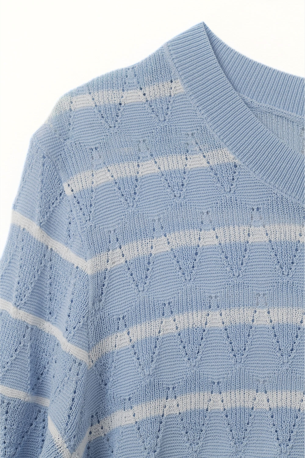 Top en tricot ajouré bleu ciel avec manches courtes et rayures blanches