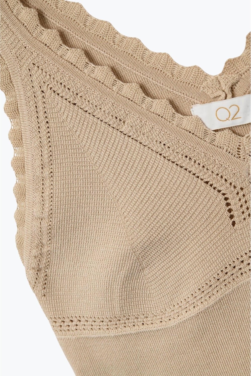 Top en tricot côtelé beige avec col en V festonné